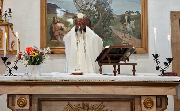 Arrosarioaren hilabetea : urrian osteguneko mezak Ainhoako kaperan